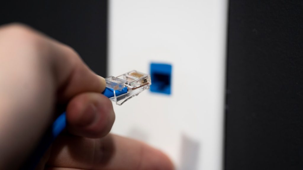 améliorez la vitesse et la stabilité de votre connexion internet grâce à nos conseils et astuces pour optimiser votre réseau.