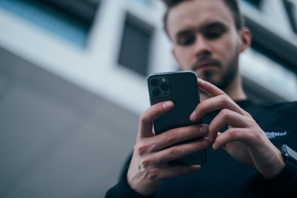 découvrez les méthodes et outils pour surveiller à distance les activités d'un téléphone portable, tout en respectant la législation en vigueur.
